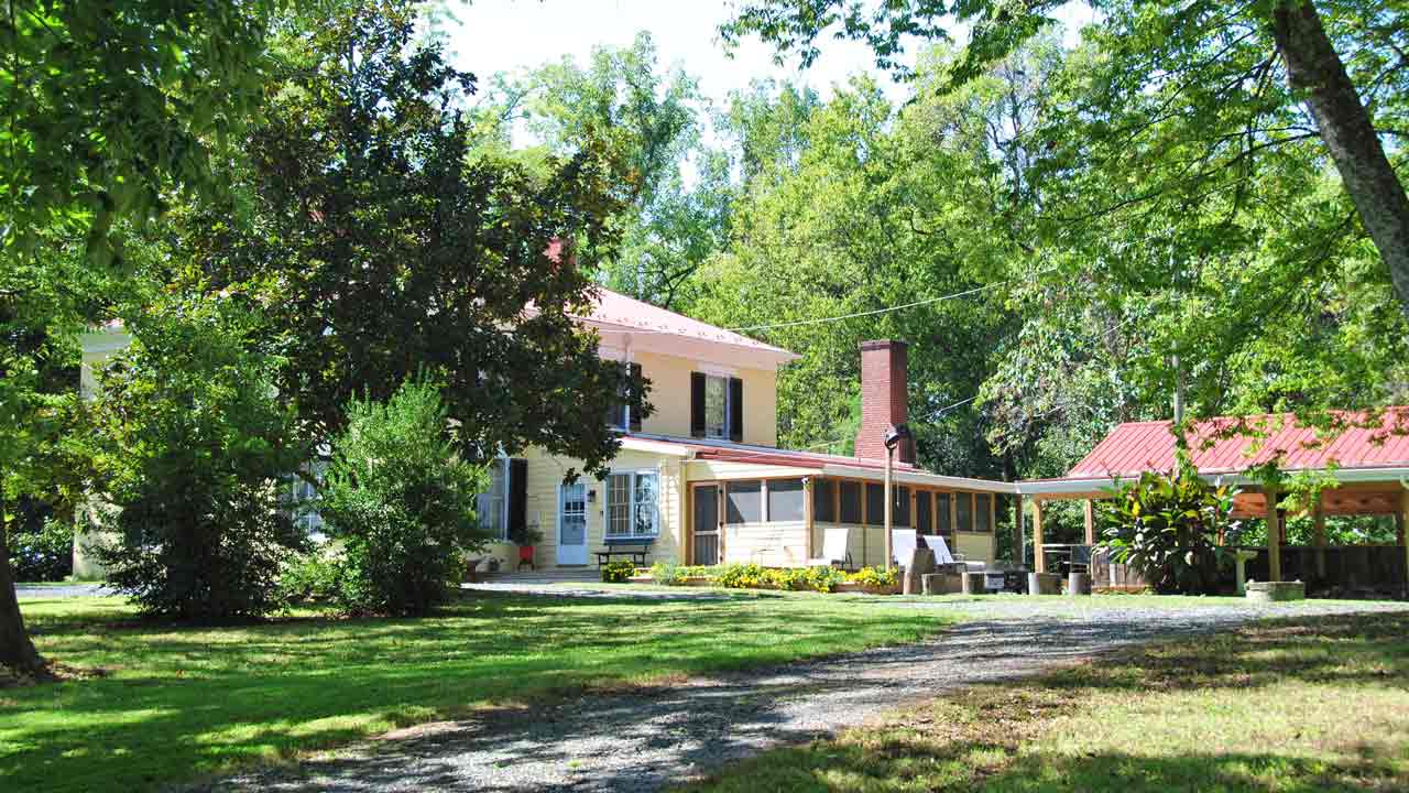 Mickle Knox - Outdoor pavilion in the backyard