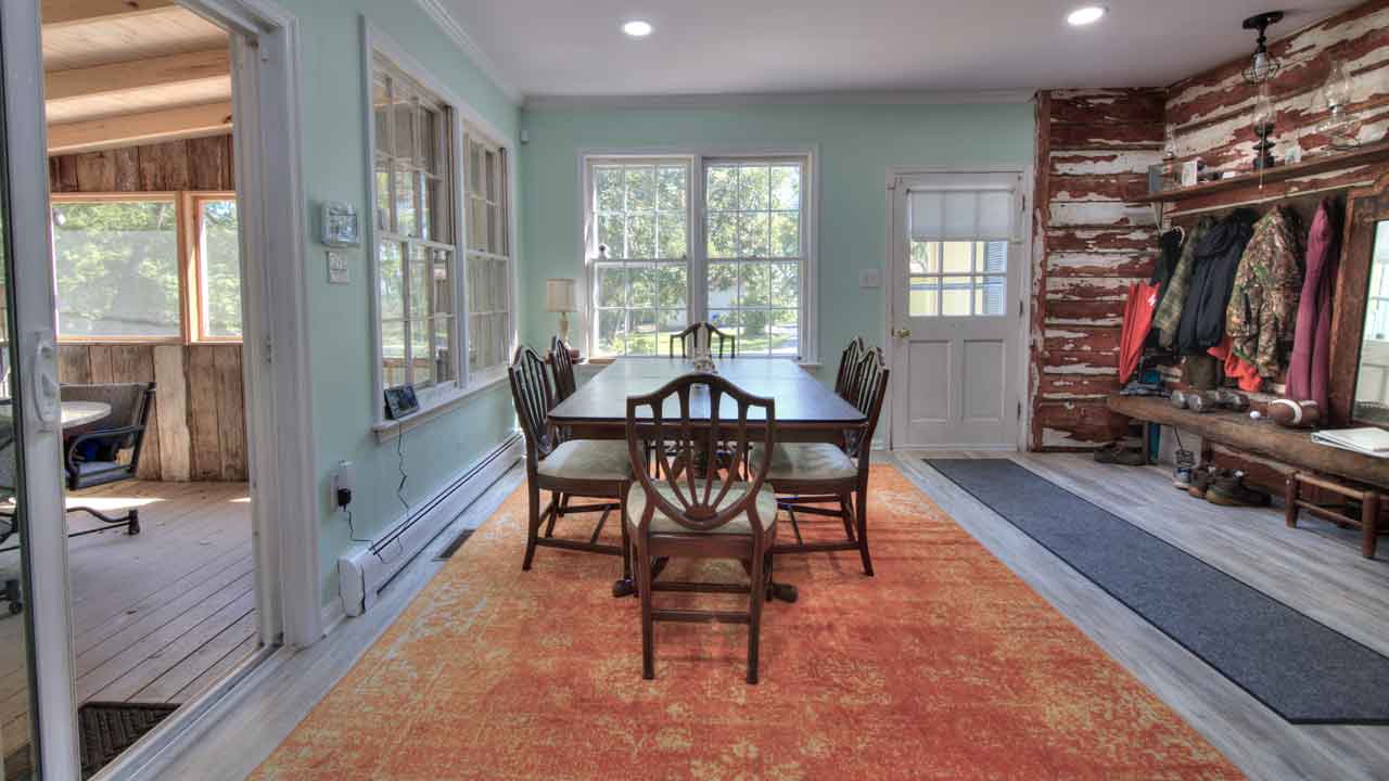 Mickle Knox - Bright breakfast area with large windows and a cozy dining space