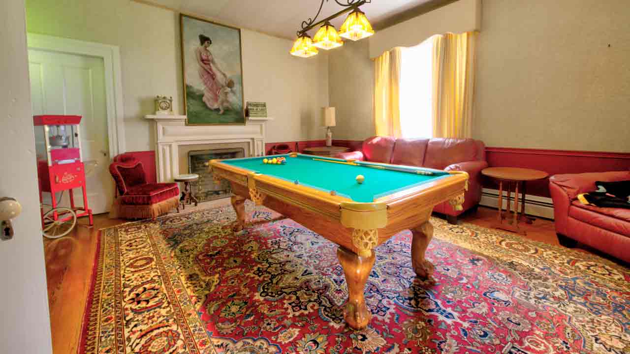 Mickle Knox - Cozy library with pool table and comfortable seating